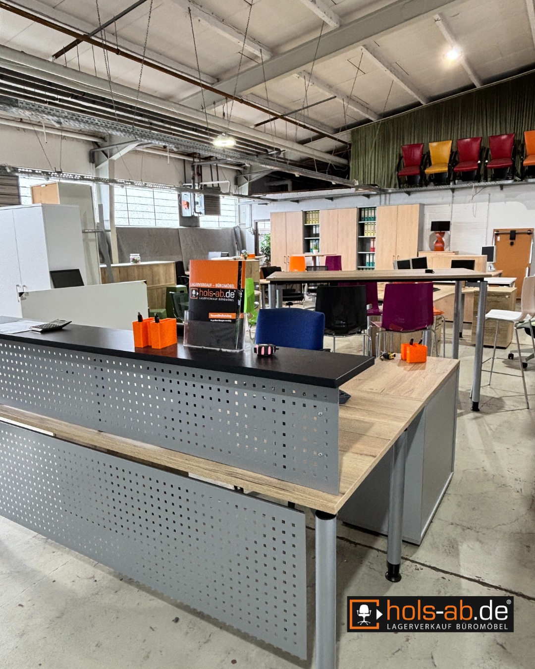 Wir haben alles für dein Büro! 🙌📍In unserem vielfältigen Sortiment findest du neue und gebrauchte Büromöbel sowie passendes Zubehör für eine produktive und stilvolle Arbeitsumgebung.Von höhenverstellbaren Schreibtischen über ergonomische Bürostühle bis hin zu Konferenzraumausstattung und Aktenschränken – bei uns bekommst du alles an einem Ort.👉 Vereinbare jetzt deinen Termin und entdecke die Vielfalt in unserem Lagerverkauf!#Büromöbel #Ergonomie #HolsAb #Gronau #Hannover #Lagerverkauf