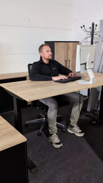 Hast du auch Nacken? Nicht mit uns! Für mehr Tipps, folgt uns! #nacken #schreibtisch #zuhoch #drehstuhl #büromöbel #ratgeber #ergonomiecoach #lagerverkauf #büromöbel #hannover #gronau