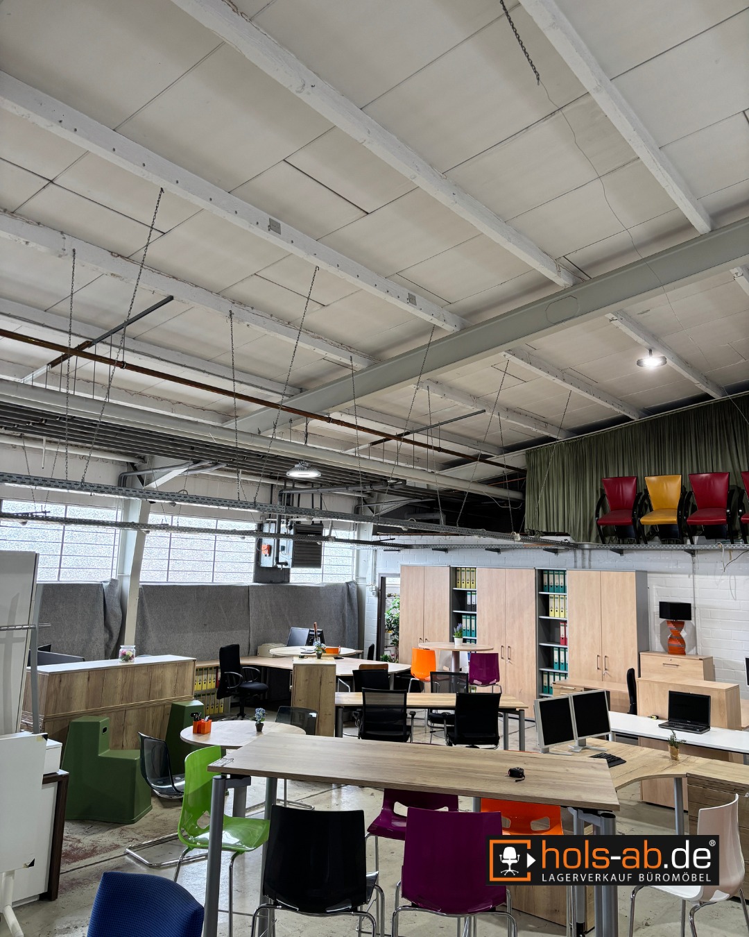 Unser Büromöbel-Lagerverkauf 🧡🙌Auf über 4.000 m² präsentieren wir dir eine große Auswahl an hochwertigen neuen und gebrauchten Büromöbeln – und das Beste: Du musst nicht lange auf deine Lieferung warten, denn vieles ist sofort verfügbar!Ob Schreibtische, ergonomische Bürostühle oder komplette Büroausstattungen – bei uns findest du alles, was dein Arbeitsplatz braucht. ✨👉 Vereinbare noch heute deinen Termin!#Büromöbel #Lagerverkauf #Nachhaltigkeit #Gronau #Hannover #HolsAb