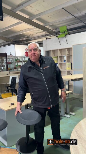 Ergonomisch arbeiten leicht gemacht – Sitz-Stehhilfen jetzt für 45 € netto! 🤩Schnell sein lohnt sich – nur so lange der Vorrat reicht. 😉#HolsAb #Gronau #Lagerverkauf #MöbelSchnäppchen #Sonderpreis