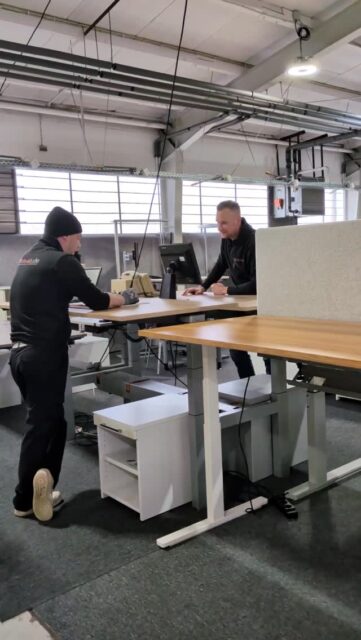 Ist bei euch im Büro auch immer Discolautstärke🕺🪩??Wir haben die Lösung für euch..#holsab #lagerverkauf #büromöbel #gebrauchtebüromöbel #gronau #hannover #ergonomie #homeoffice #nachhaltigkeit #schreibtische #disco #lautesbüro